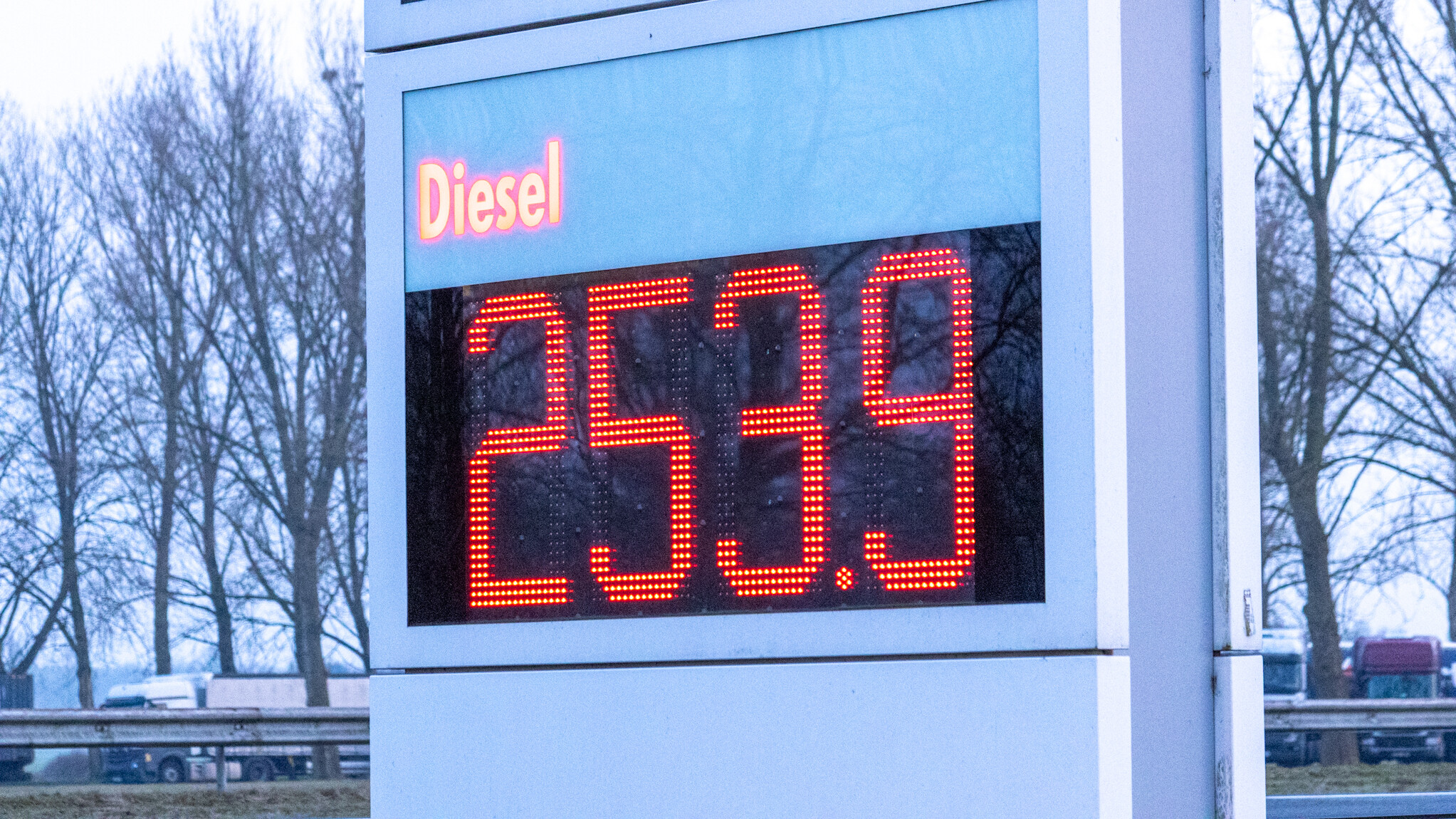 Disel djoerder as 2,50 euro: transportbedriuwen en rydskoallen stean ûnder druk