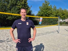 Hoogeveense scholieren krijgen beachvolleyballes van oud-olympiër: 'Vet dat hij er is'