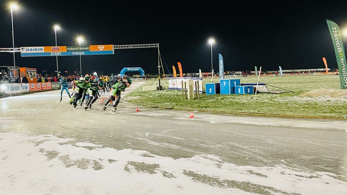 Een compleet peloton bij de eerste marathon op natuurijs