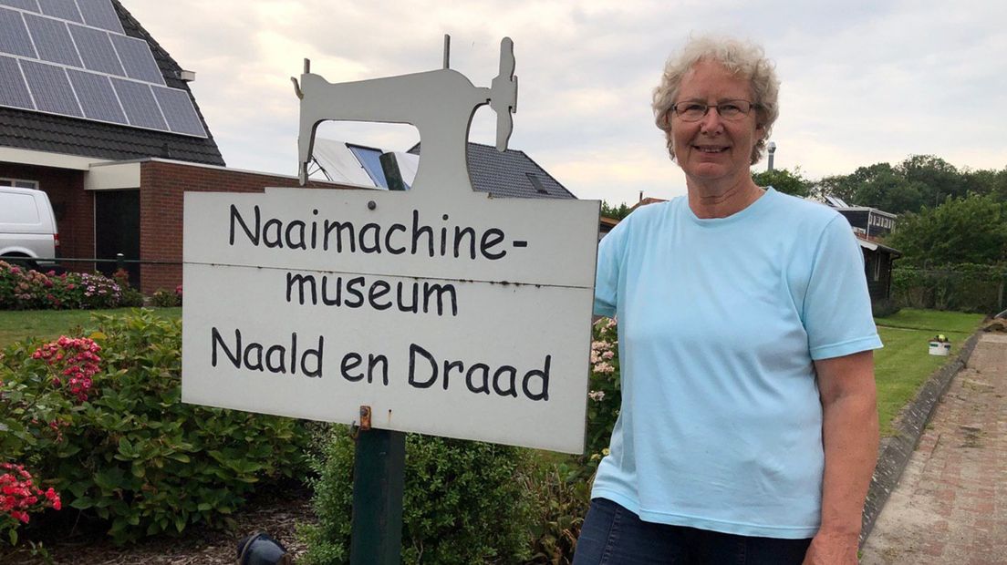 Janny Blauw bij het bord van haar museum