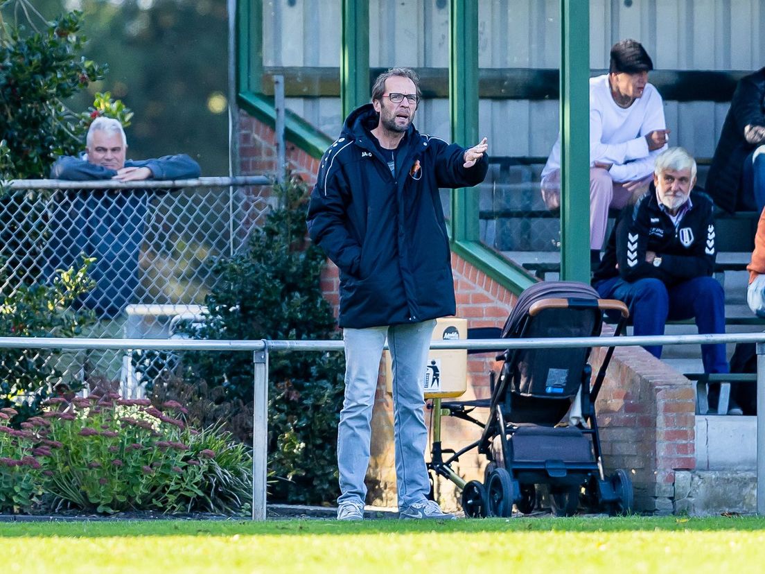 Arjan van der Laan als trainer langs de lijn bij Altior