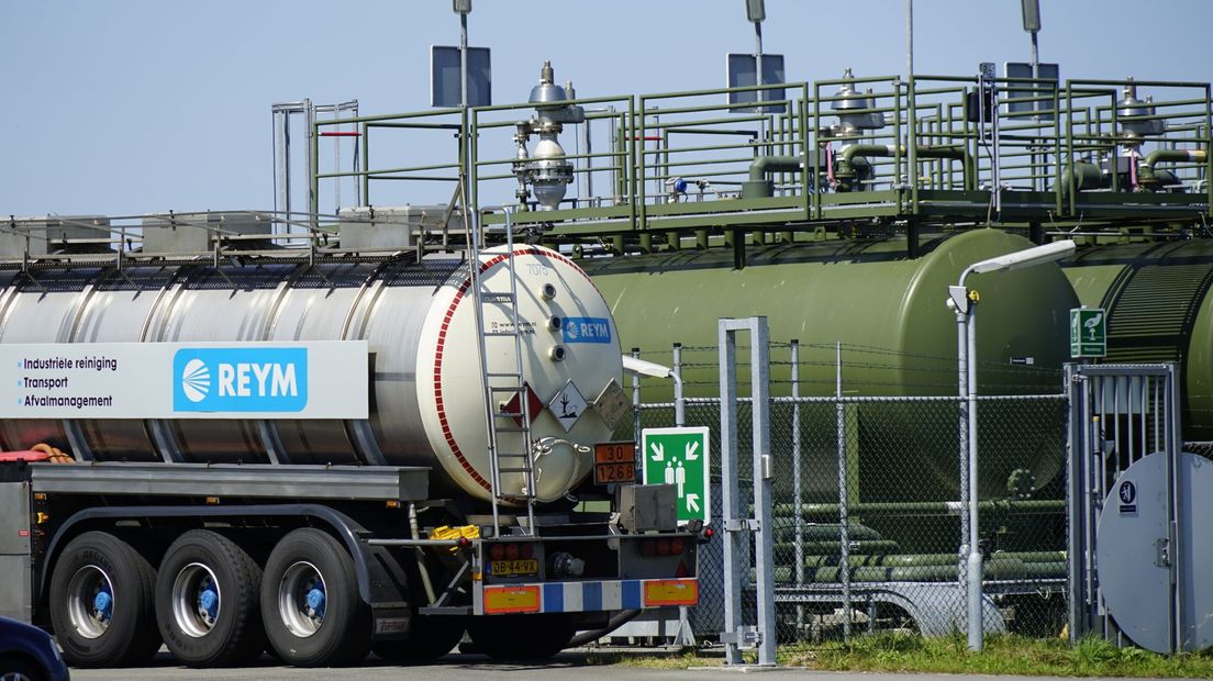 Vrachtwagens brengen vanuit Eesveen afvalwater naar het lege veld in Nijensleek