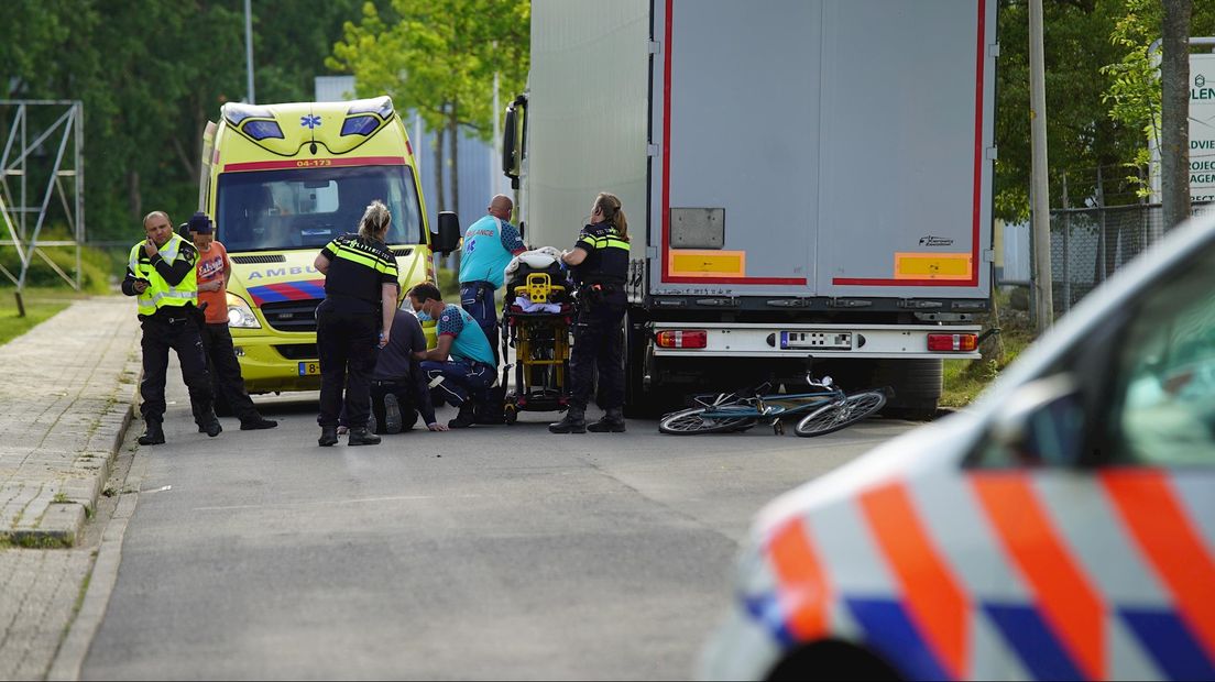 Fietser botst tegen vrachtwagen in Deventer: traumaheli opgeroepen