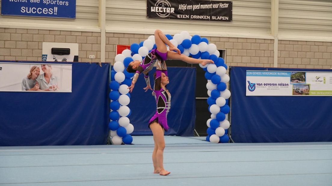 Acrogymnasten halen allerlei acrobatische toeren uit