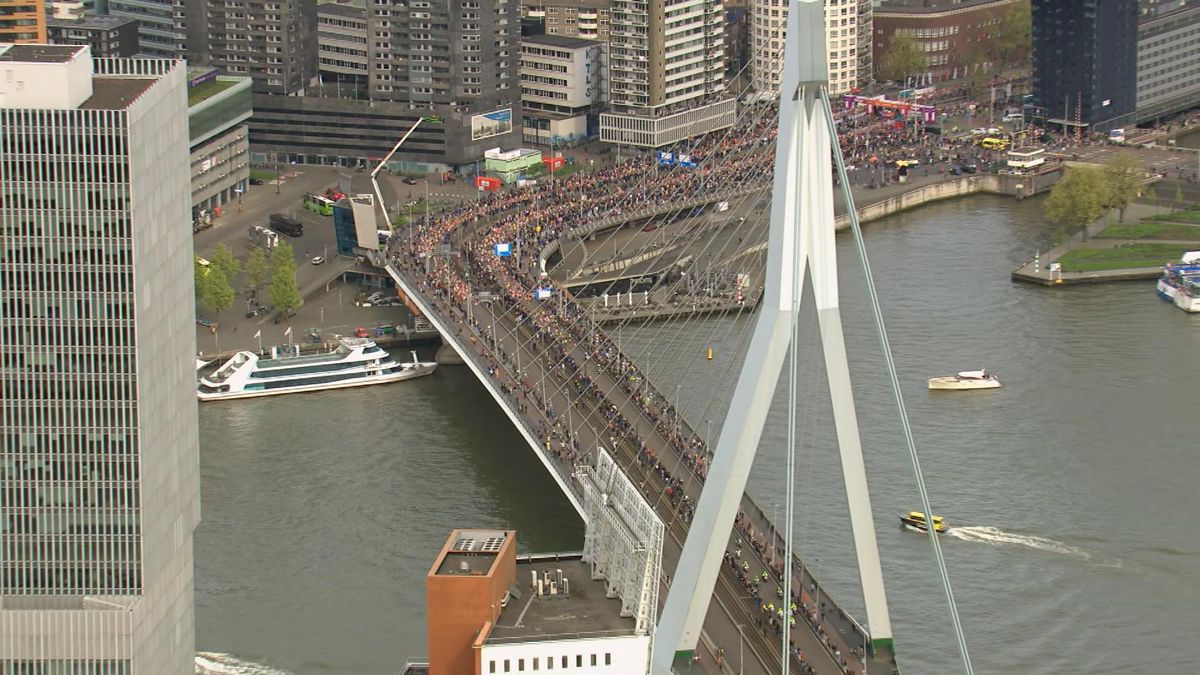 Stipt om 10:00 uur ging de marathon via de Erasmusbrug van start - Rijnmond