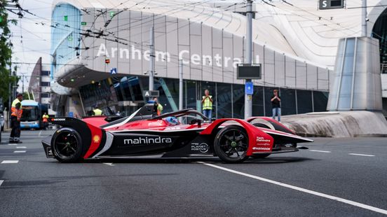 KIJKEN | Formule E auto rijdt door centrum Arnhem