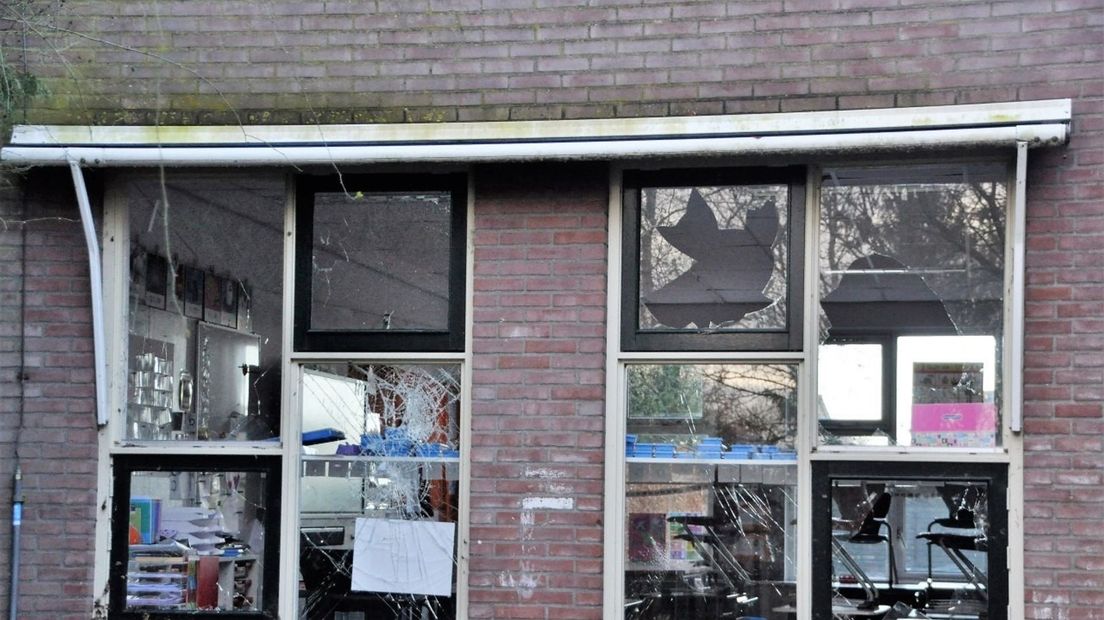 Ruiten schoolgebouw ingegooid in Eelde (Rechten: Van Oost Media)