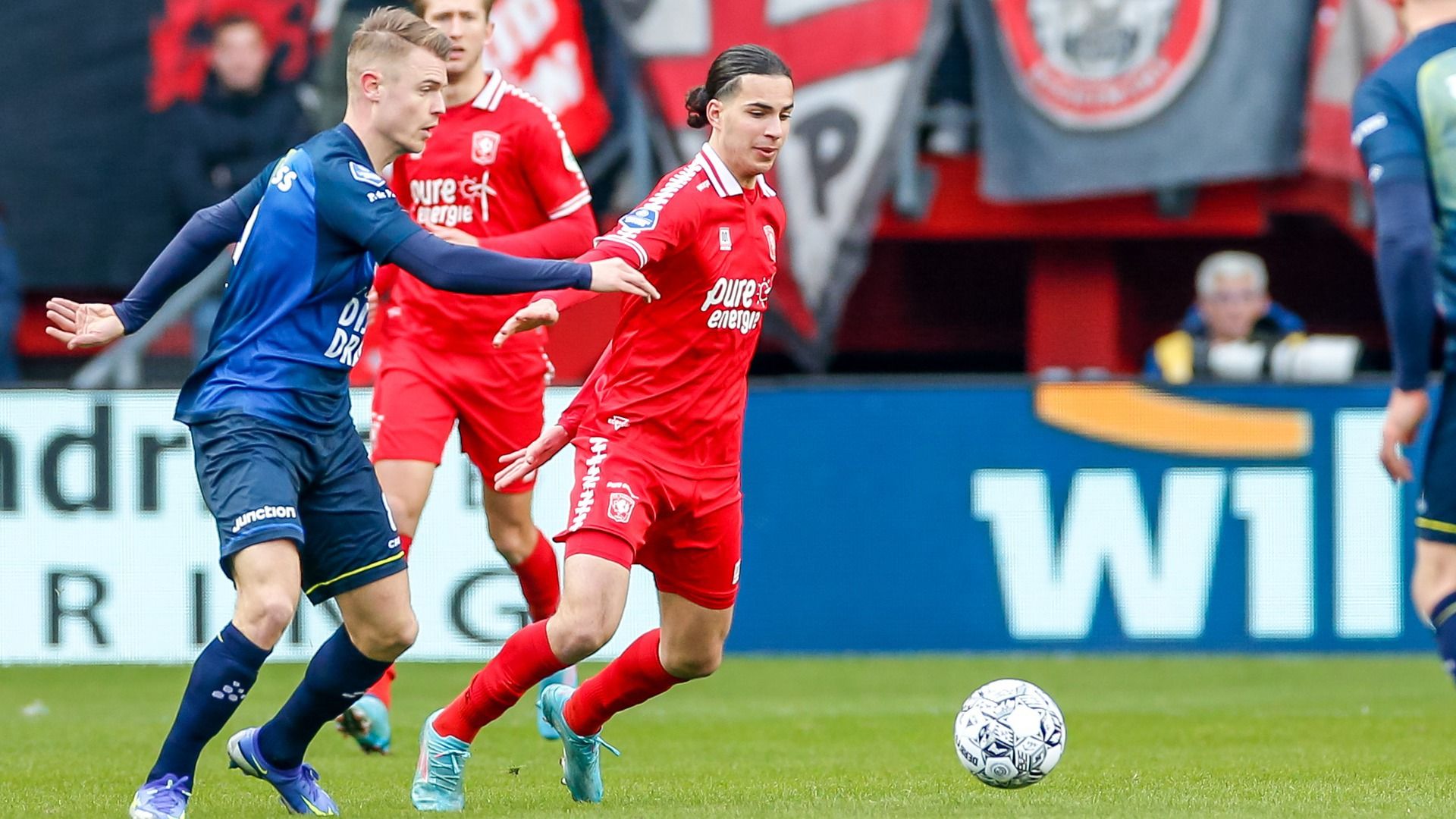 Jamie Jacobs yn duel mei Ramiz Zerrouki