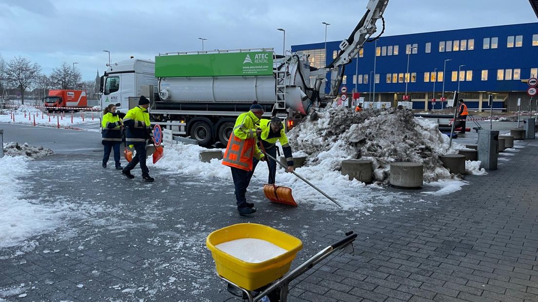 Ook de straat voor IKEA in Delft wordt sneeuwvrij gemaakt voor de opening om 10.00 uur