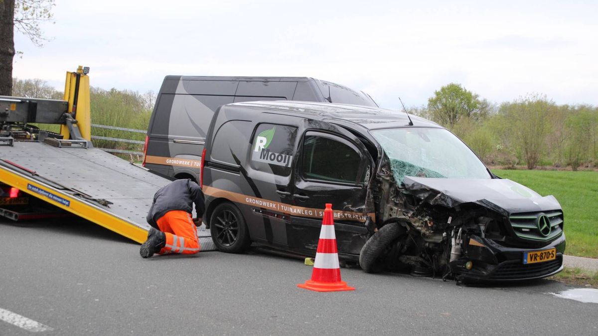 Bestelbus botst tegen boom in Terschuur