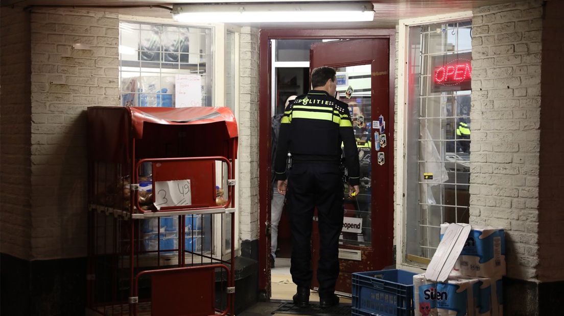 Een agent bij de overvallen avondwinkel in december 2018