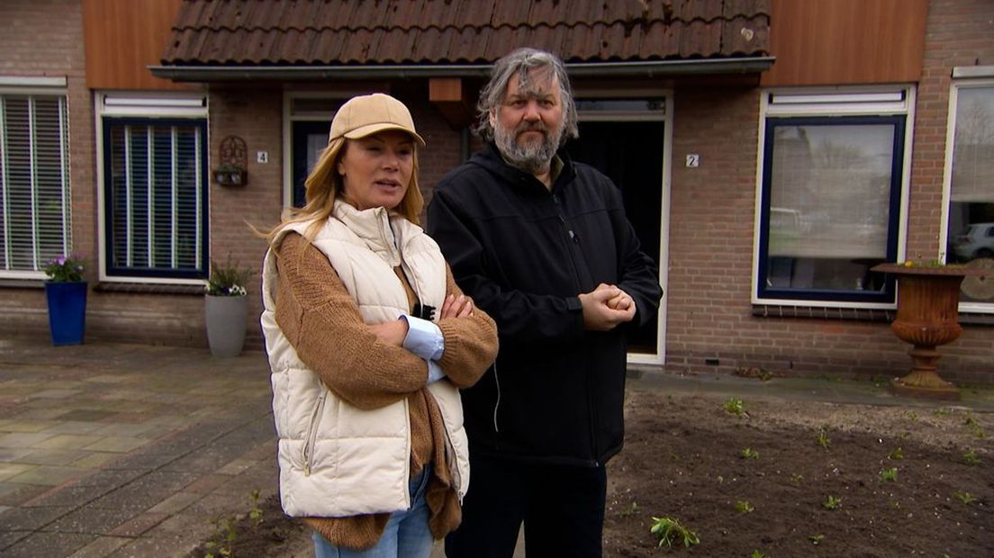 Marcia in haar tuin. Rechts presentator Rob Kleijs.