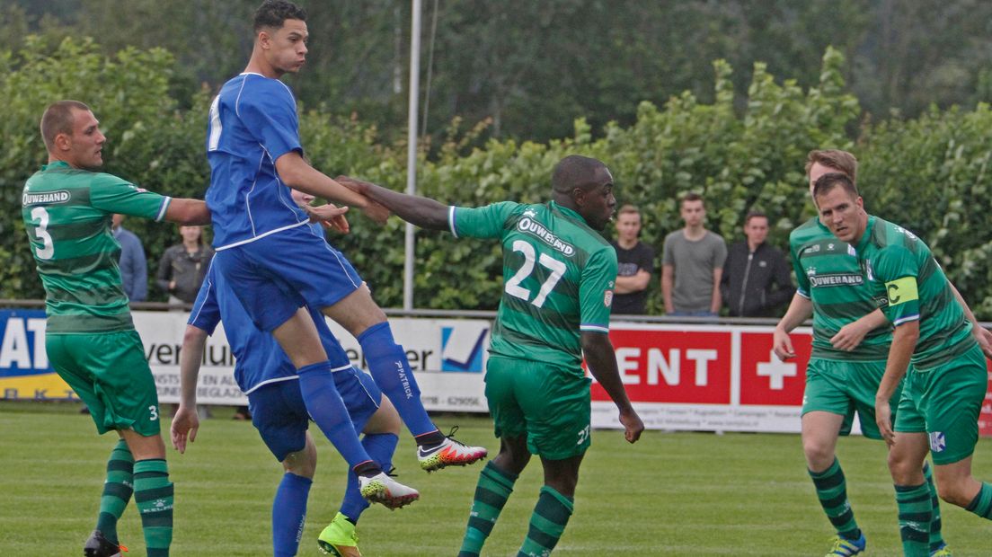 Geraldi Geerman (blauw shirt) in actie voor Jong Zeeland in 2016