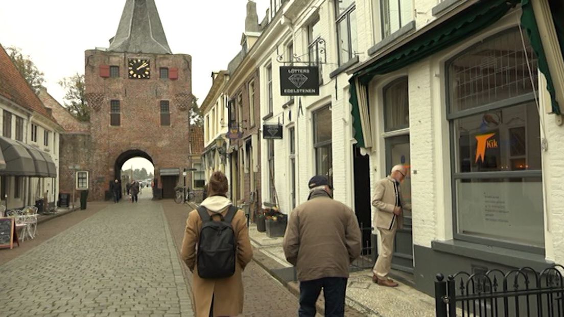 Joke Muller-Strerk heeft een warm hart en dat hart gaat ze nu inzetten in het inloophuis 't Kikhuys in Elburg. Maandag was de officiële opening. Voorlopig is het huis alleen op dinsdag en donderdag geopend. Vrijwilligers bieden er een luisterend oor voor kankerpatiënten en naasten van de patiënt.