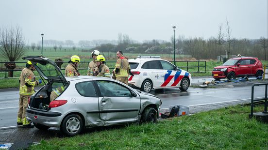 Fietser geschept door auto, letsel valt mee | Rondweg in Houten dicht na ongeluk.