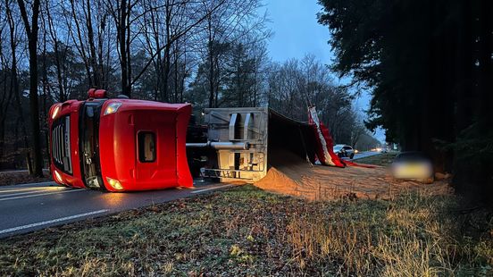 Vrachtwagen gekanteld • felle woningbrand. Vrachtwagen gekanteld • felle woningbrand.