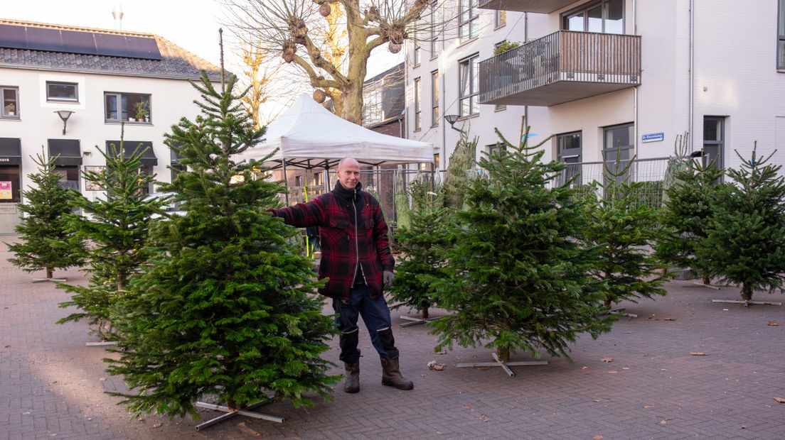 Johnny komt uit Baarn, maar verkoopt zijn Kerstbomen in Leusden.