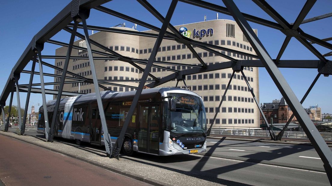 Een bus van Qbuzz rijdt over het Emmaviaduct in Stad