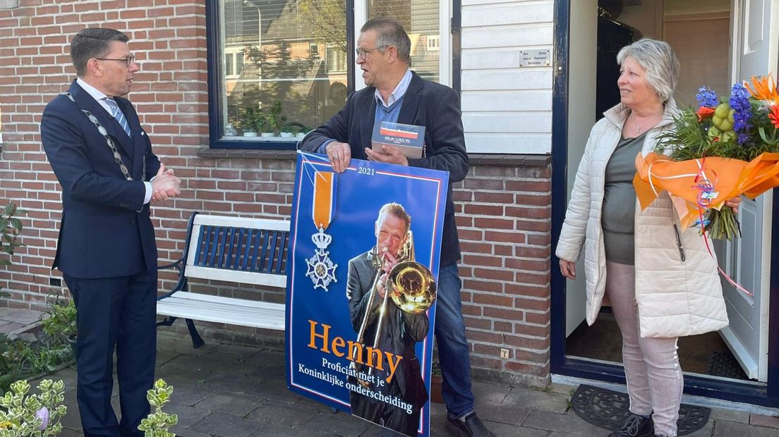 Burgemeester Bouke Arends van Westland reikt een lintje uit aan de heer Berendse