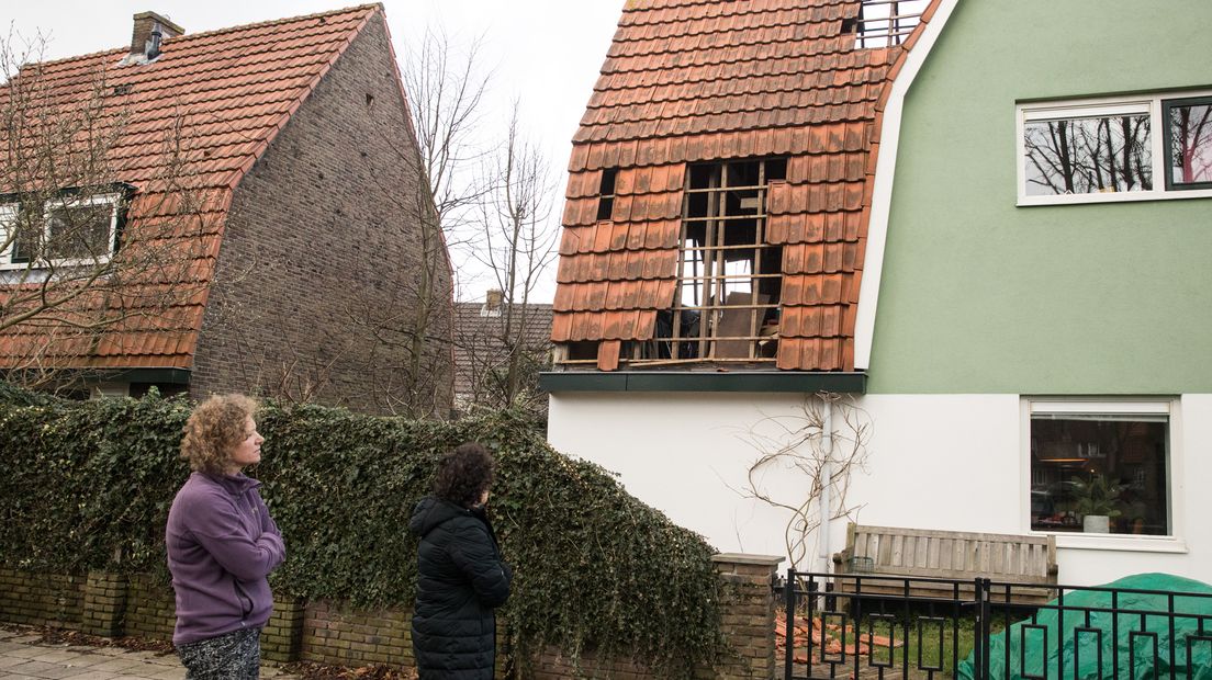 Dakpannen weggewaaid in Baarn.