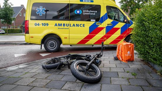 Maaltijdbezorger aangereden in Zwolle, automobilist aangehouden. Maaltijdbezorger aangereden in Zwolle, automobilist aangehouden.