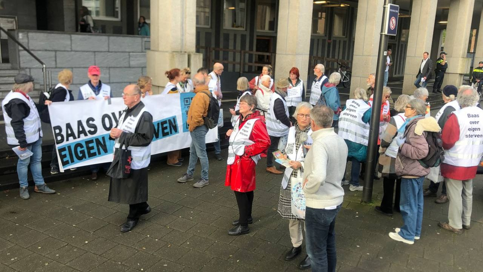 Zeven Verdachten Voor Rechter Om Leveren Zelfdodingsmiddel - Omroep ...