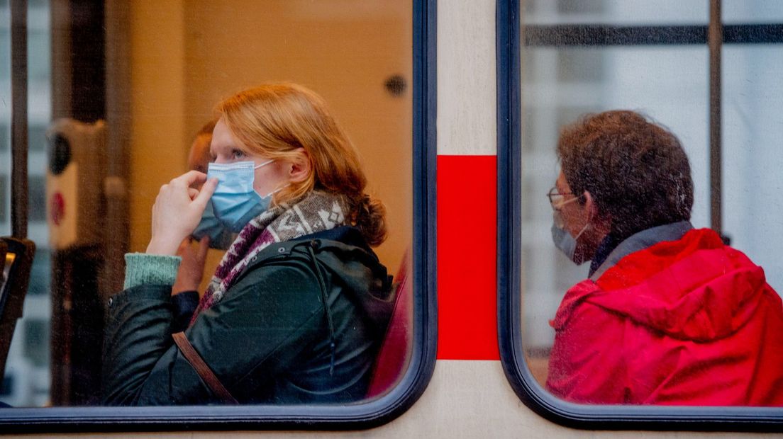De mondkapjesplicht in het openbaar vervoer blijft als een van de weinige maatregelen nog ingevoerd