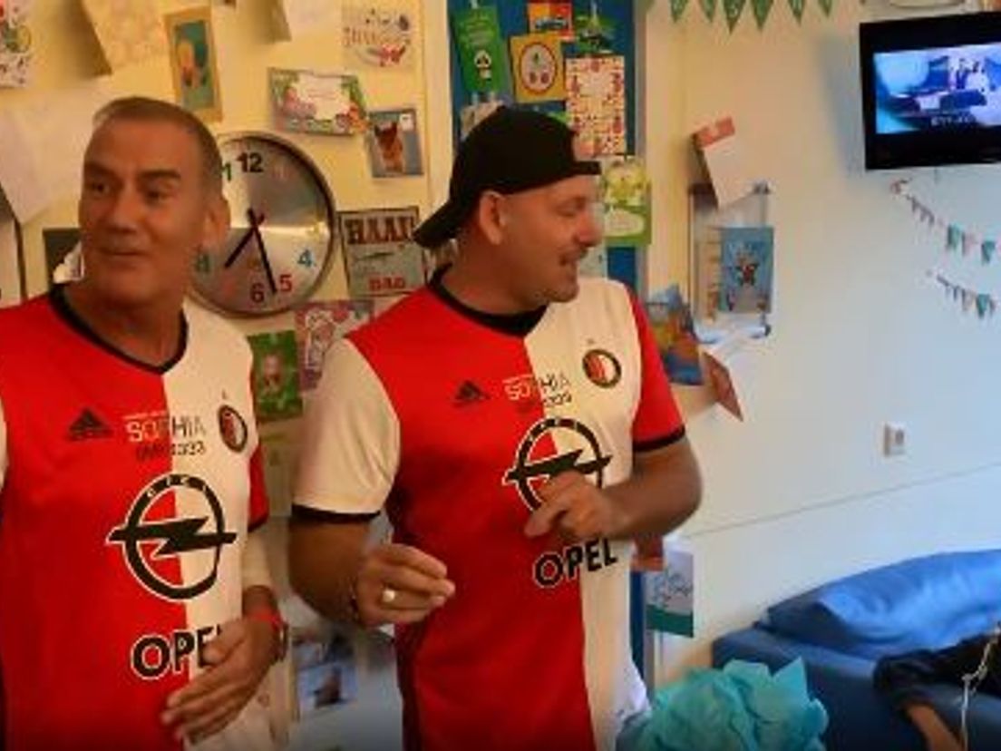 Buschauffeurs zingen 'Mijn Feyenoord' speciaal voor zieke Samuel
