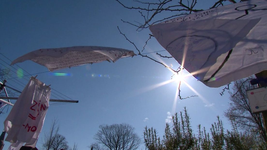 Beschilderd wasgoed aan de lijn