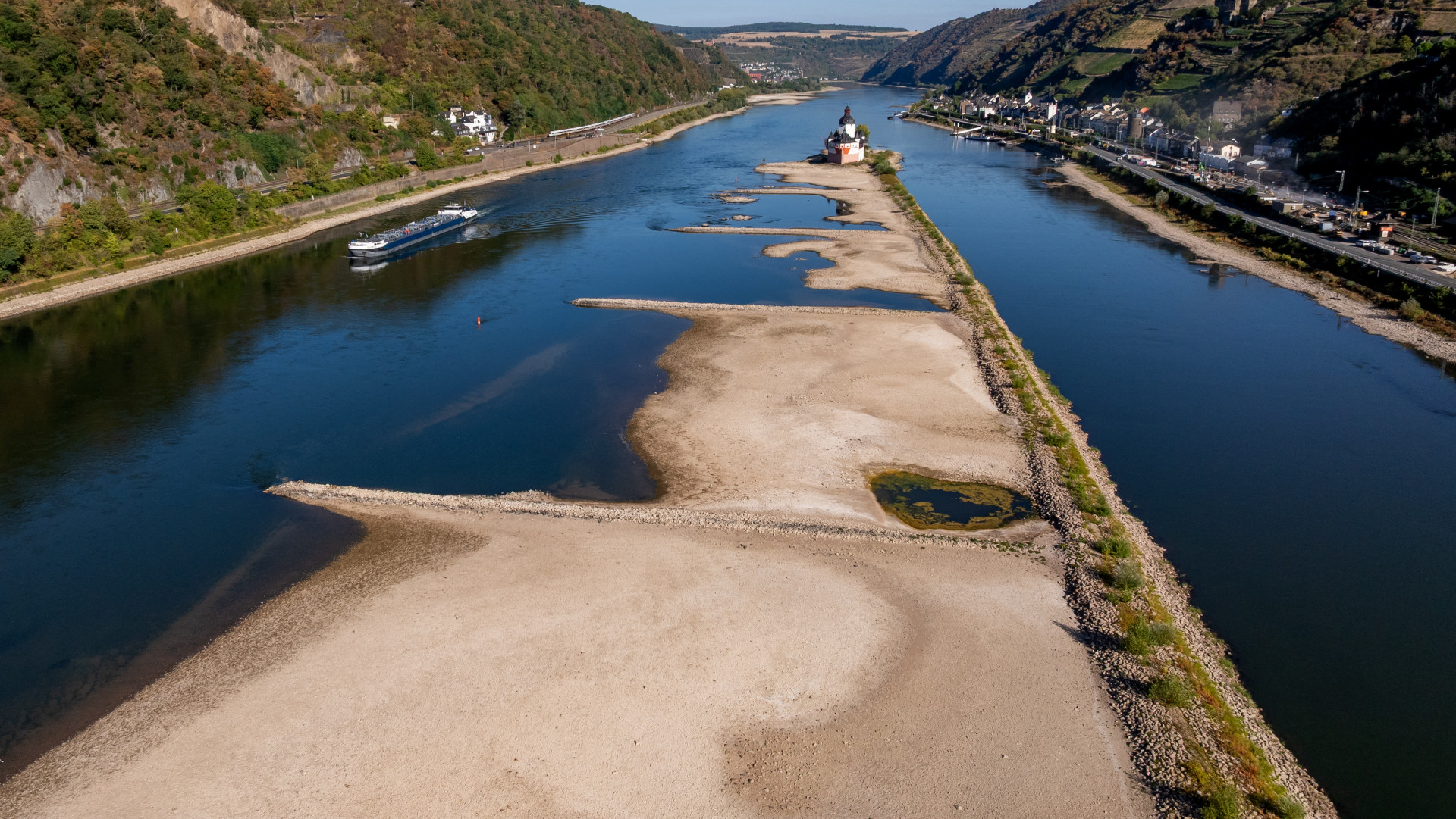 Opgedroogde delen van de Rijn bij Kaub, afgelopen vrijdag gefotografeerd, als gevolg van de lage waterstand