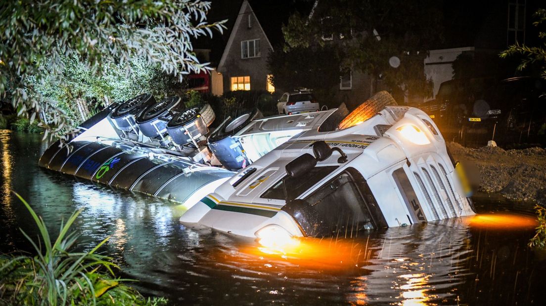 Melkwagen belandt in het water