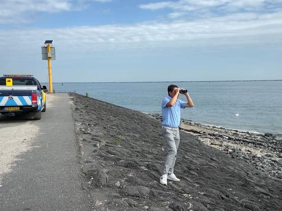 Jan Putters tuurt naar meeuwen op de Splitsingsdam