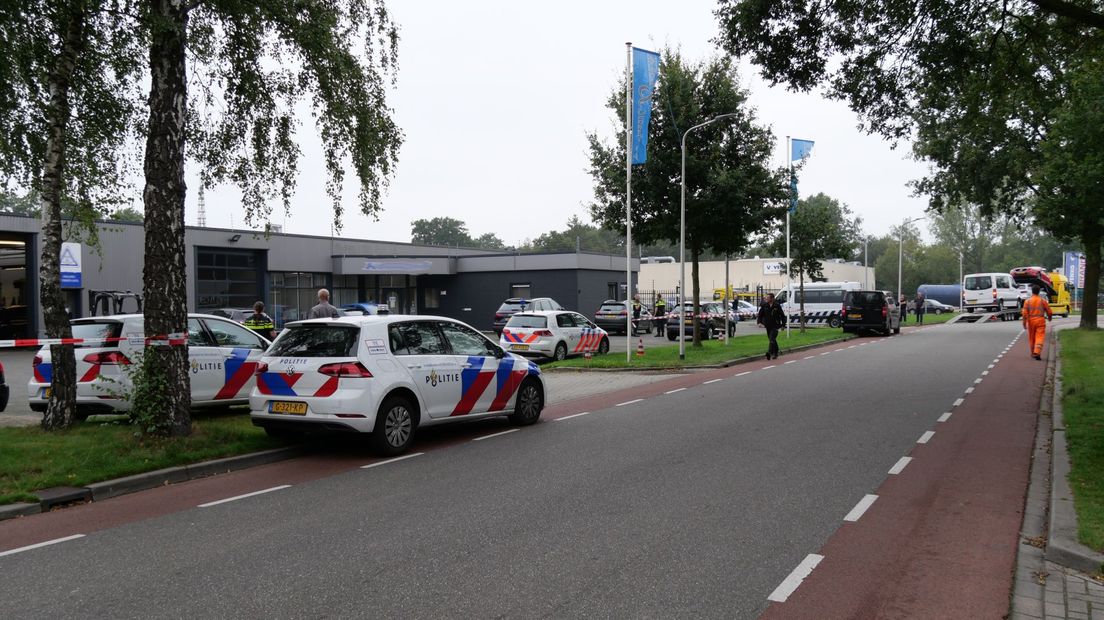 Belastingdienst en politie bij het autobedrijf in Hoogeveen