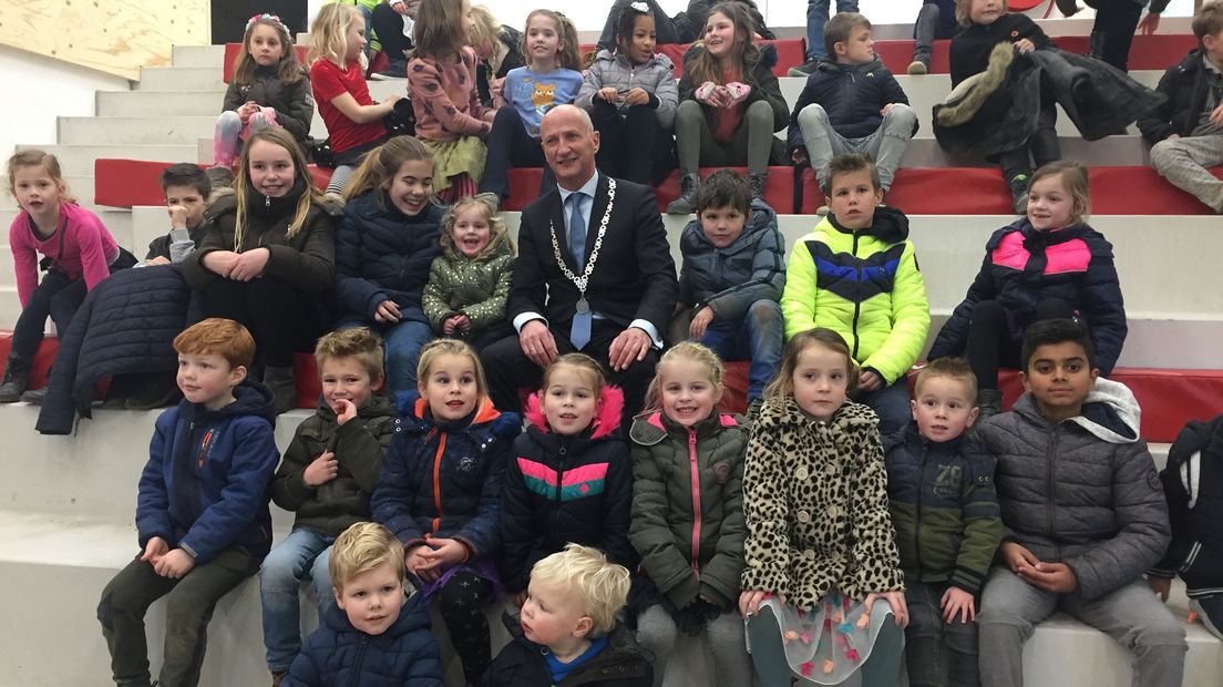Burgemeester Van der Zwaag met Biggekerkse kinderen in hun nieuwe gymzaal