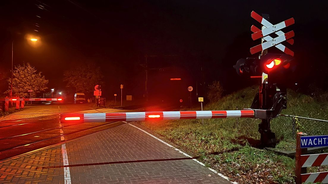 Treinovergang waar de trein stilstaat