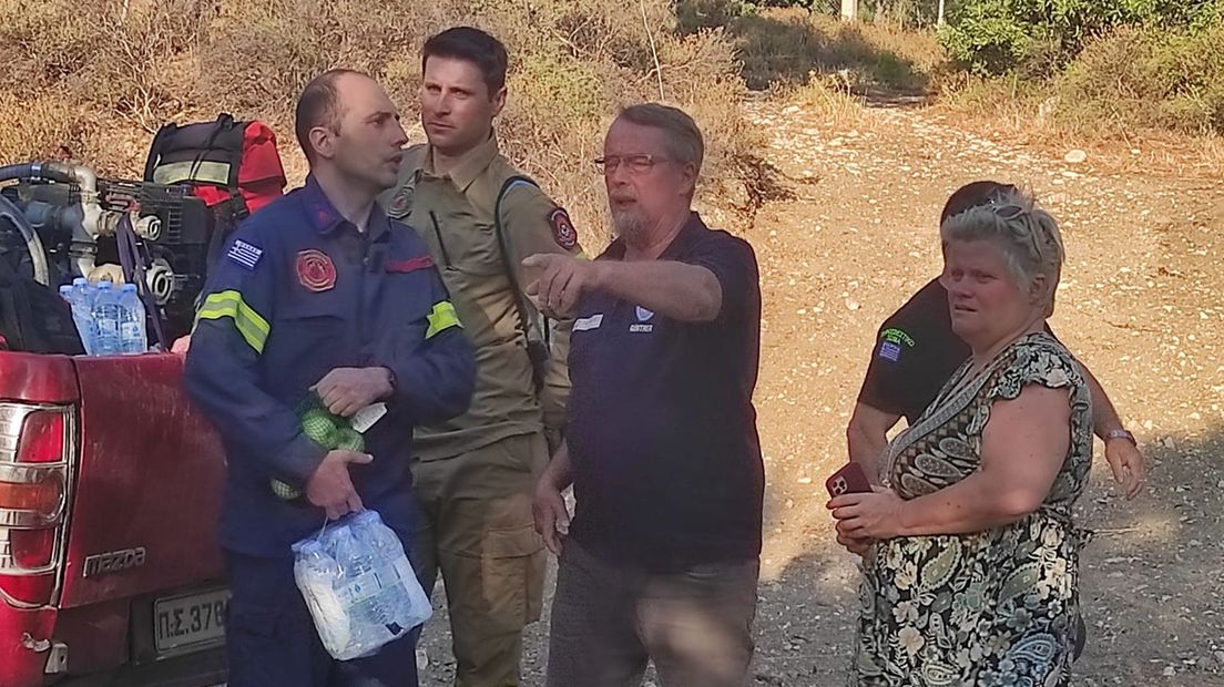 Jeanet Versteeg uit Tubbergen bracht vanmorgen water en fruit naar brandweerlieden op Lesbos