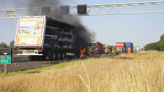 Wonderwel geen gewonden bij ongeluk en brand vrachtwagen op A1 bij Deventer. Wonderwel geen gewonden bij ongeluk en brand vrachtwagen op A1 bij Deventer.