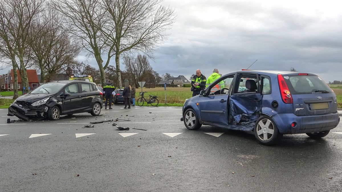Twee auto's in botsing bij Blije | Bestuurster ongeluk Hurdegaryp heeft geen rijbewijs