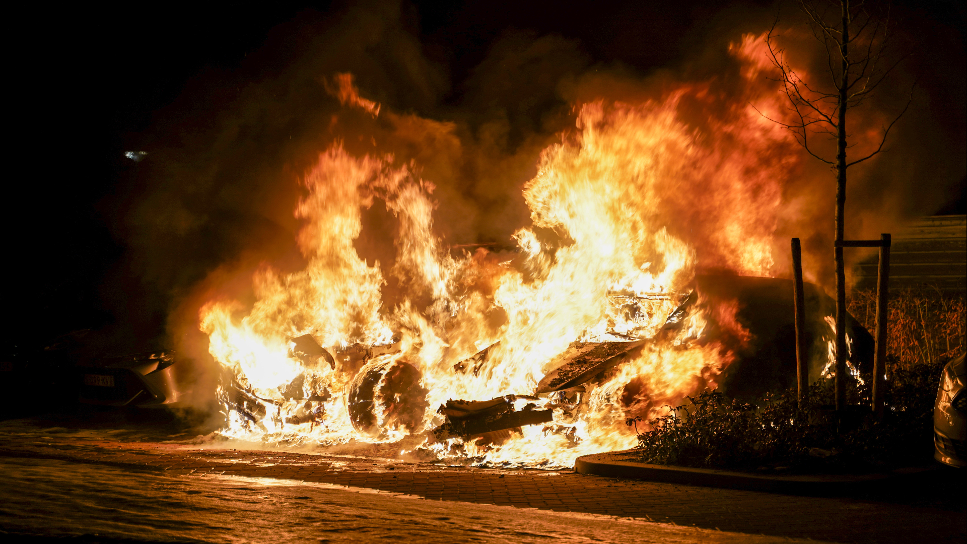 In de Dordtse wijk Wielwijk zijn twee auto's volledig uitgebrand