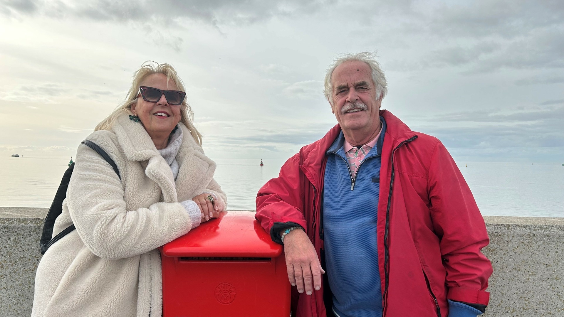 Yn de reade brievebus oan de ein fan de Suderpier yn Harns sit altyd post