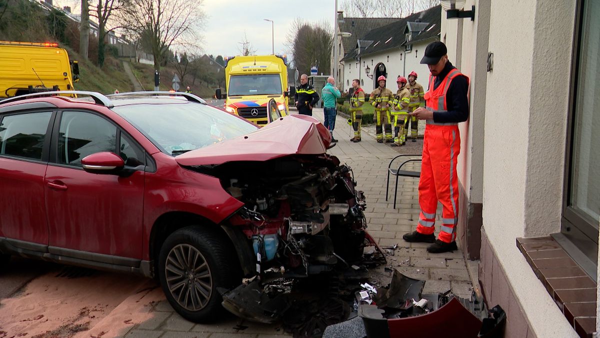 Auto botst tegen huis in Wijlre