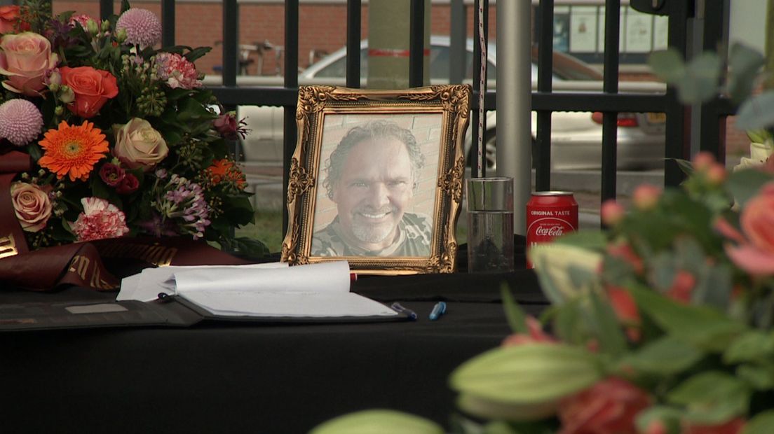 Condoleanceregister bij de Haagse Markt voor de vermoorde Olaf