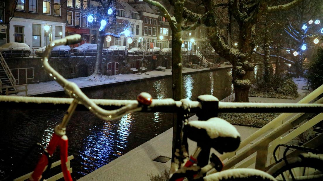 Een sneeuwschuiver op de vroege ochtend op de Wittevrouwensingel.