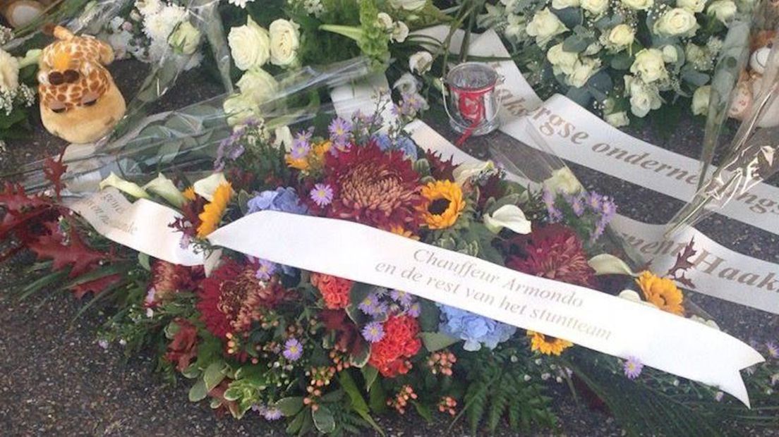 Ook familie van de chauffeur legde bloemen
