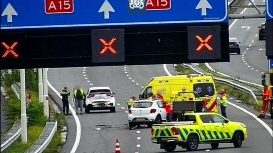Twee gewonden op A15 nadat automobilist rood kruis mist en op auto botst