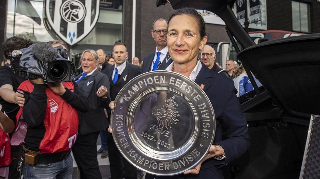 Marianne van Leeuwen, directeur betaald voetbal bij de KNVB, arriveert in Almelo met de kampioensschaal van het seizoen 2022/2023.