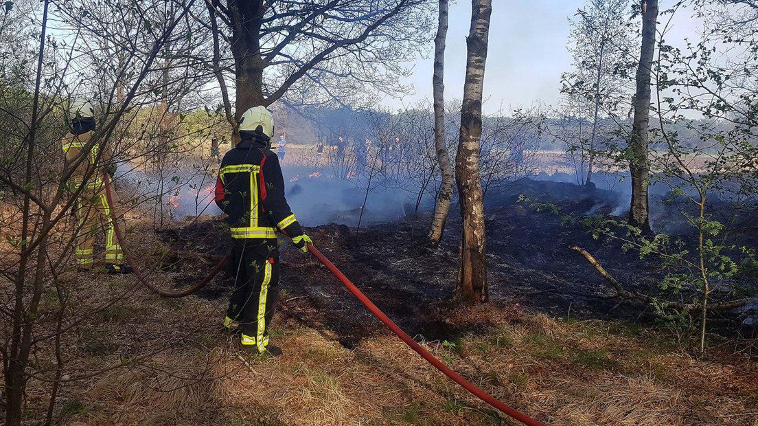 De brandweer bestrijdt het vuur (Rechten: Persbureau Meter)