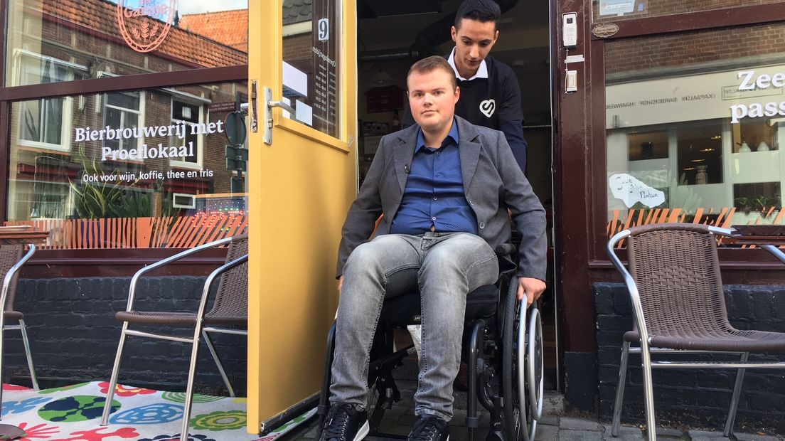 Roy Avezaat zit in een rolstoel en is ambassadeur van Ongehinderd. Hij testte in oktober gebouwen.