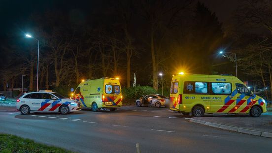 Autobrand beschadigt huis • bestuurder tolt na botsing