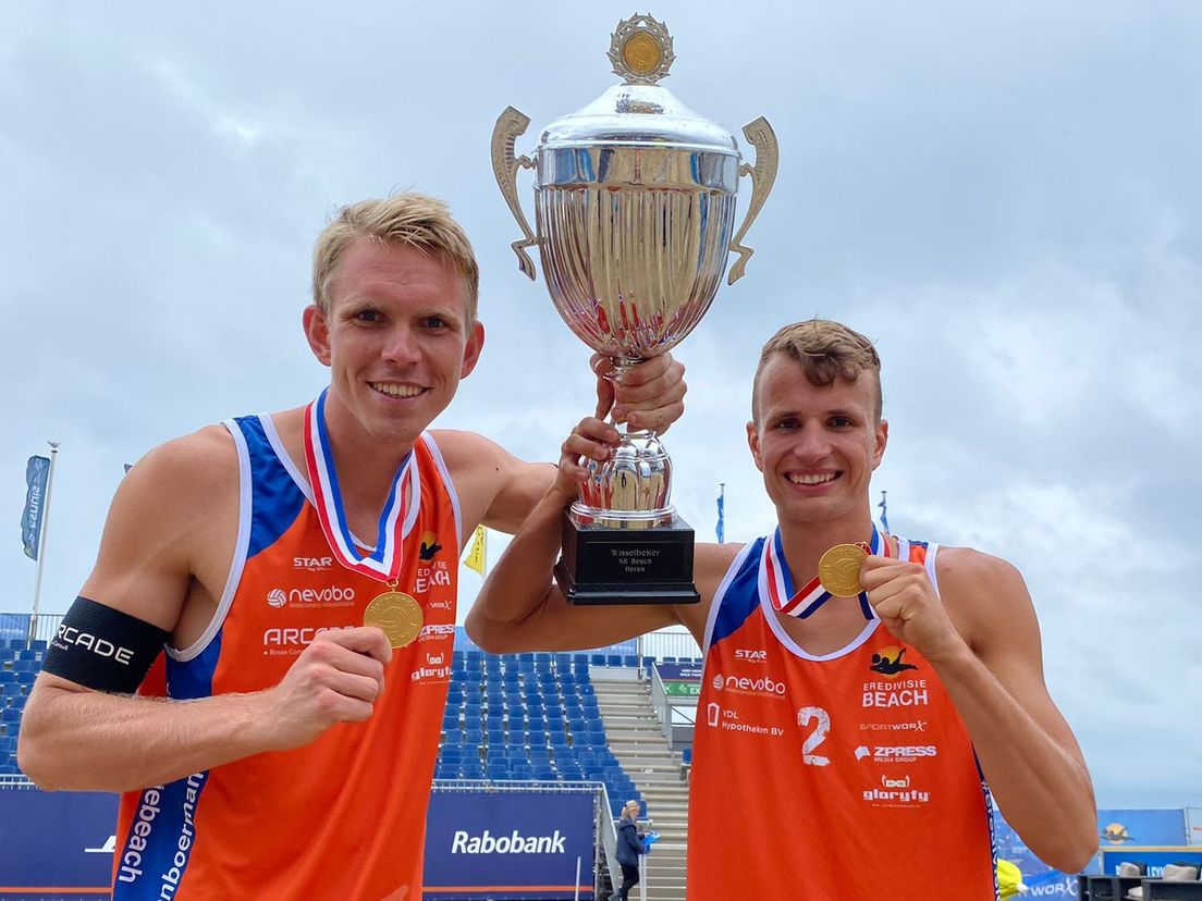 Yorick de Groot (rechts) werd afgelopen zondag samen met Stefan Boermans Nederlands kampioen beachvolleybal